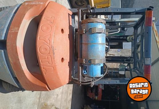 Camiones y Grúas - Vendo autoelevador Toyota 2002 - En Venta