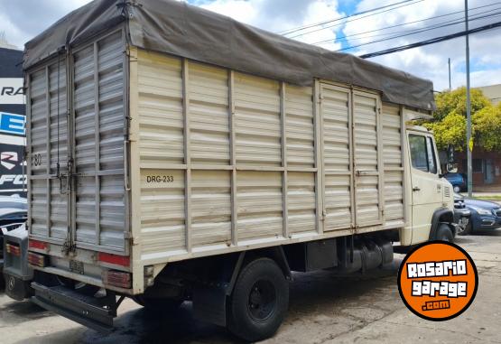 Camiones y Grúas - Mb 710 año 2001 - En Venta