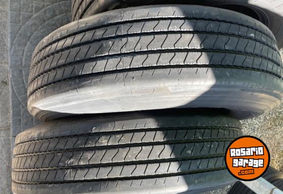 Camiones y Grúas - Scania 113. Lote de cubierta recapadas 295 - En Venta