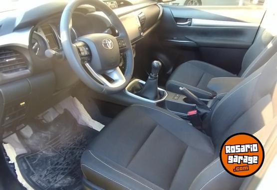 Camionetas - Toyota HILUX SR 2.4 4x2 2022 Diesel 19000Km - En Venta