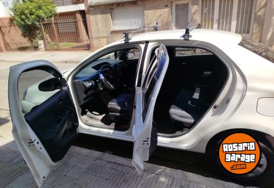 Autos - Toyota Etios xs 2015 Nafta 140000Km - En Venta