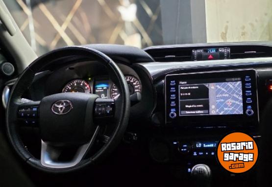 Camionetas - Toyota Hilux srv 2023 Diesel 30000Km - En Venta