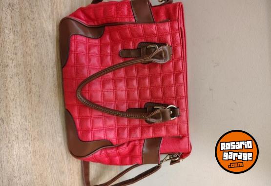 Indumentaria - Cartera de cuero ecolgico coral. - En Venta