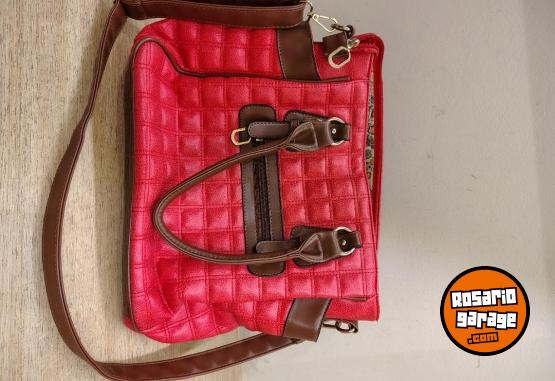 Indumentaria - Cartera de cuero ecolgico coral. - En Venta