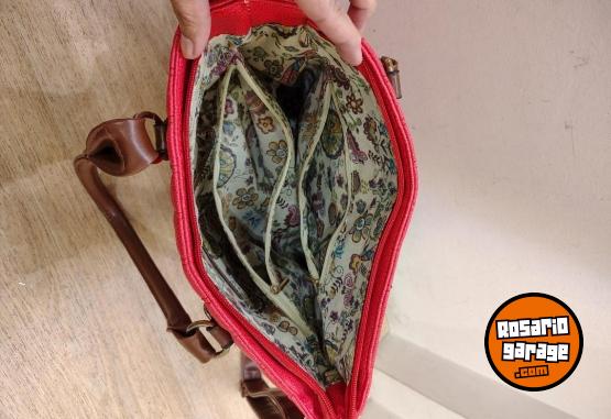 Indumentaria - Cartera de cuero ecolgico coral. - En Venta