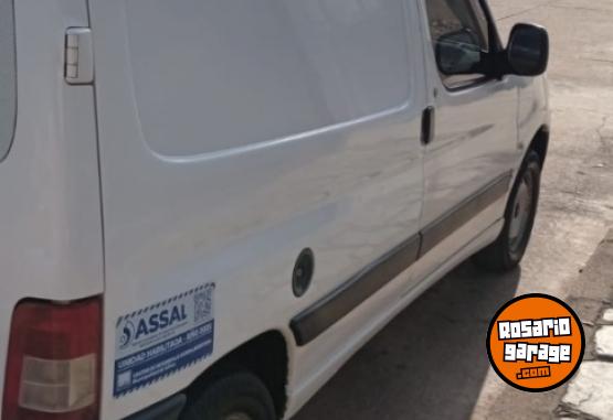 Utilitarios - Peugeot Partner kangoo Fiorino 2010 Nafta 270Km - En Venta