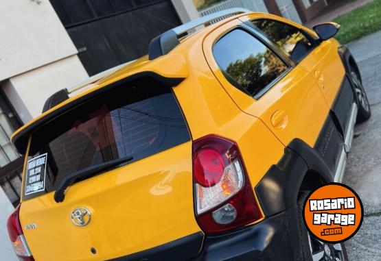 Autos - Toyota Etios cross 2014 Nafta 80000Km - En Venta