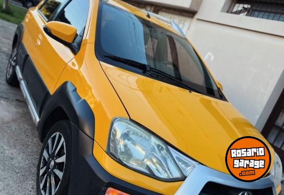 Autos - Toyota Etios cross 2014 Nafta 80000Km - En Venta