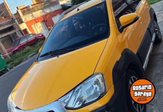 Autos - Toyota Etios cross 2014 Nafta 80000Km - En Venta