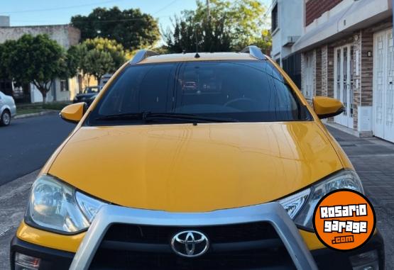 Autos - Toyota Etios cross 2014 Nafta 80000Km - En Venta