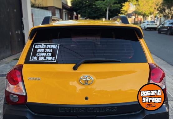 Autos - Toyota Etios cross 2014 Nafta 80000Km - En Venta