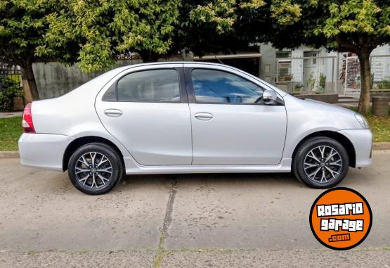 Autos - Toyota ETIOS PLATINUM 2017 Nafta 100000Km - En Venta
