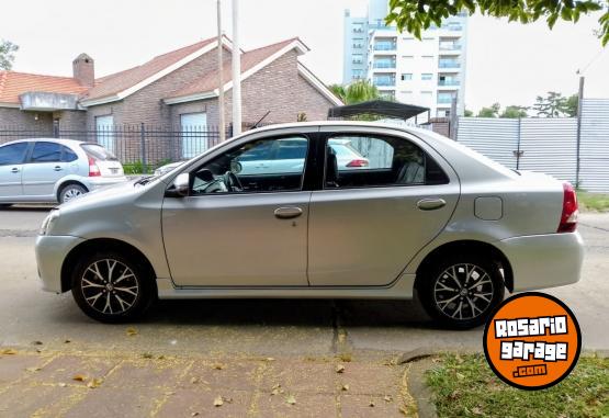 Autos - Toyota ETIOS PLATINUM 2017 Nafta 100000Km - En Venta