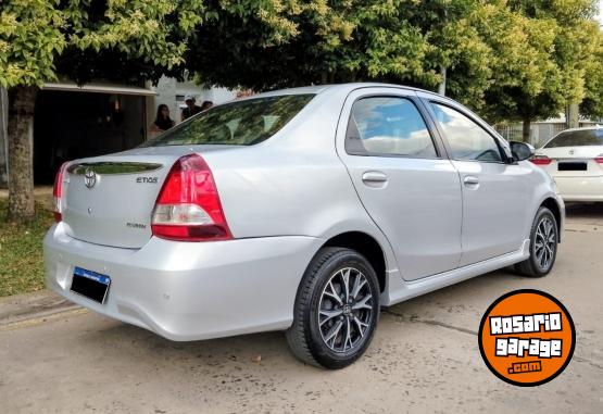 Autos - Toyota ETIOS PLATINUM 2017 Nafta 100000Km - En Venta