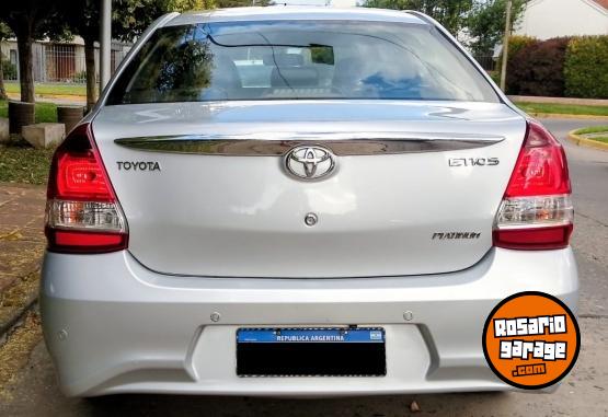 Autos - Toyota ETIOS PLATINUM 2017 Nafta 100000Km - En Venta