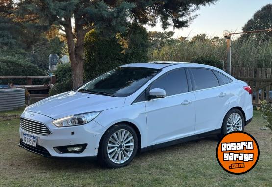 Autos - Ford Focus 4p 2.0 MT Titanium 2017 Nafta 160000Km - En Venta