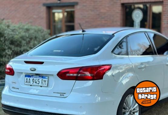 Autos - Ford Focus 4p 2.0 MT Titanium 2017 Nafta 160000Km - En Venta