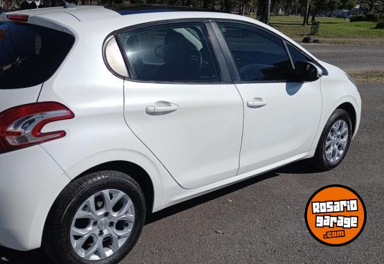 Autos - Peugeot 208 Allure TOUCHESCREN 2015 Nafta 124000Km - En Venta