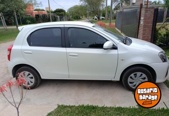 Autos - Toyota Etios XS 2017 Nafta 103000Km - En Venta