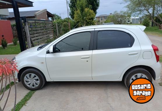 Autos - Toyota Etios XS 2017 Nafta 103000Km - En Venta