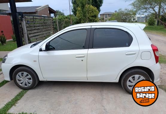 Autos - Toyota Etios XS 2017 Nafta 103000Km - En Venta