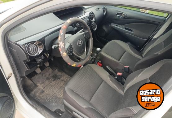 Autos - Toyota Etios XS 2017 Nafta 103000Km - En Venta