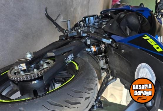 Motos - Suzuki GSX750S 2024 Nafta 14000Km - En Venta