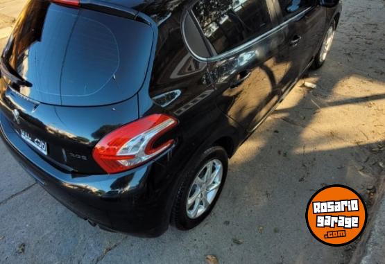Autos - Peugeot 208 touchscreen 2014 Nafta 123300Km - En Venta