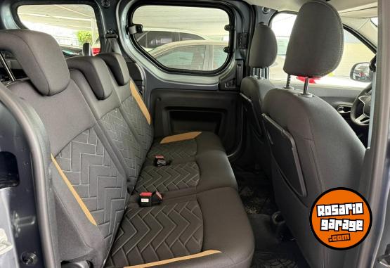 Utilitarios - Renault Kangoo Stepway 1.6 2025 Nafta 0Km - En Venta