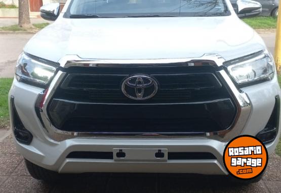 Camionetas - Toyota HILUX 4X2 DC SRV 2.8 AT 2024 Diesel 9000Km - En Venta