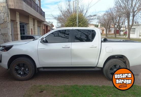Camionetas - Toyota HILUX 4X2 DC SRV 2.8 AT 2024 Diesel 9000Km - En Venta