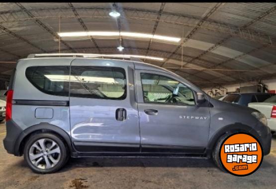 Camionetas - Renault Kangoo Stepway 2023 GNC 60000Km - En Venta