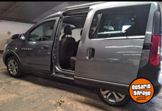 Camionetas - Renault Kangoo Stepway 2023 GNC 60000Km - En Venta