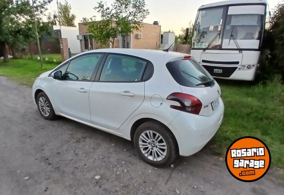 Autos - Peugeot 208 2018 Nafta 114500Km - En Venta