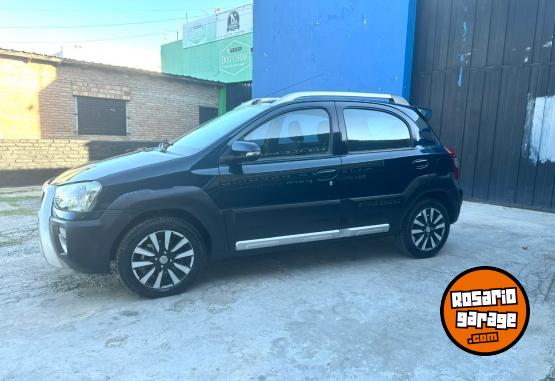 Autos - Toyota Etios Cross 2015 Nafta 130000Km - En Venta