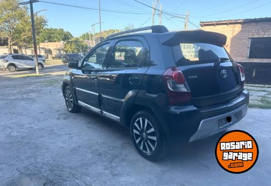 Autos - Toyota Etios Cross 2015 Nafta 130000Km - En Venta