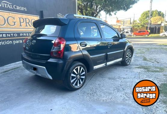 Autos - Toyota Etios Cross 2015 Nafta 130000Km - En Venta