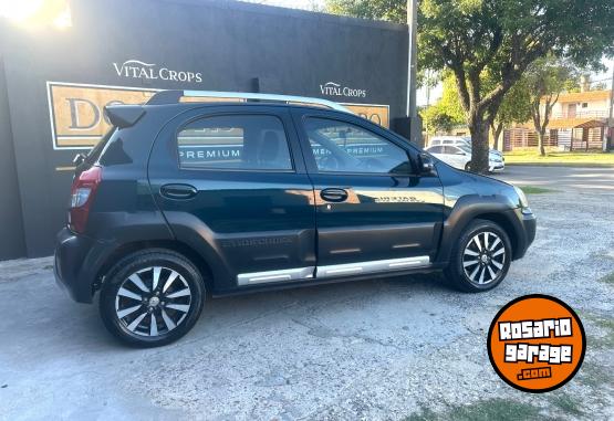 Autos - Toyota Etios Cross 2015 Nafta 130000Km - En Venta