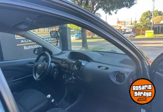Autos - Toyota Etios Cross 2015 Nafta 130000Km - En Venta