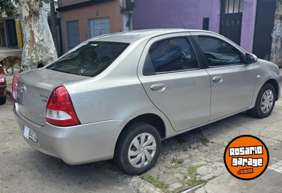 Autos - Toyota Etios 2017 Nafta 110000Km - En Venta