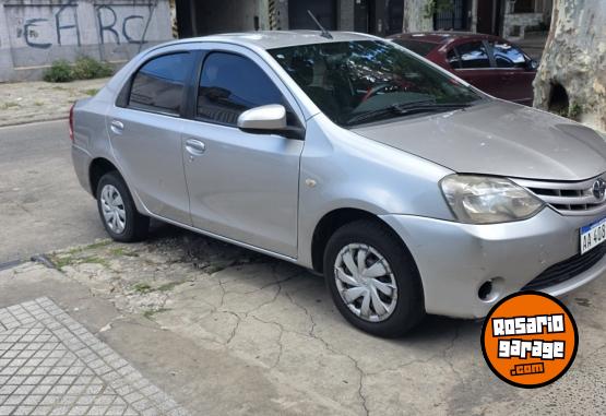 Autos - Toyota Etios 2017 Nafta 110000Km - En Venta