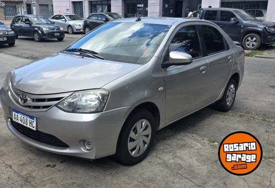 Autos - Toyota Etios 2017 Nafta 110000Km - En Venta