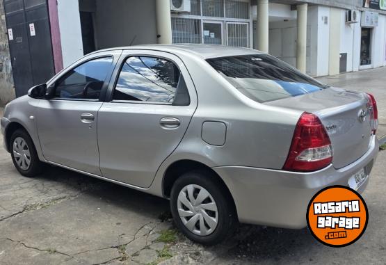 Autos - Toyota Etios 2017 Nafta 110000Km - En Venta
