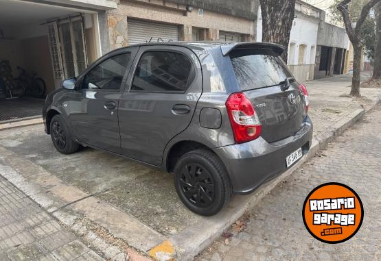 Autos - Toyota Etios 5 o 2022 Nafta 40000Km - En Venta