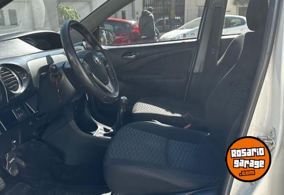 Autos - Toyota Etios 2015 Nafta 130000Km - En Venta