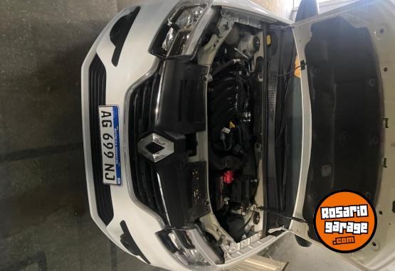 Autos - Volkswagen Logan 2024 Nafta 84000Km - En Venta