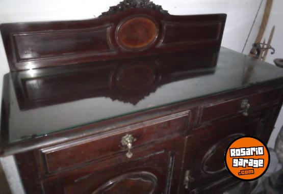 Hogar - Bahiut de Estilo en Caoba con Vidrio Superior - En Venta