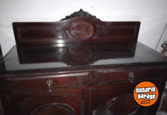 Hogar - Bahiut de Estilo en Caoba con Vidrio Superior - En Venta