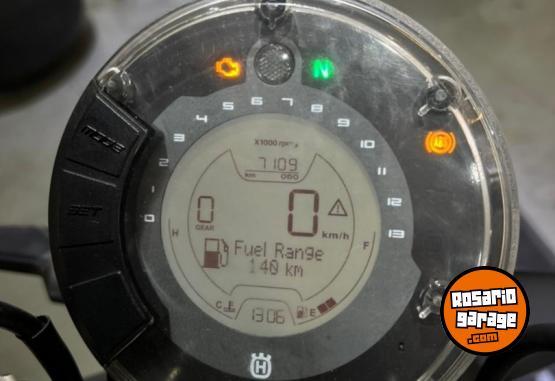 Motos - Husqvarna Svartpilen 401 2021 Nafta 7110Km - En Venta