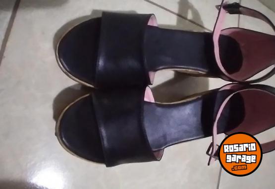 Indumentaria - Vendo Sandalias Taco Chino Negras N°37 - En Venta